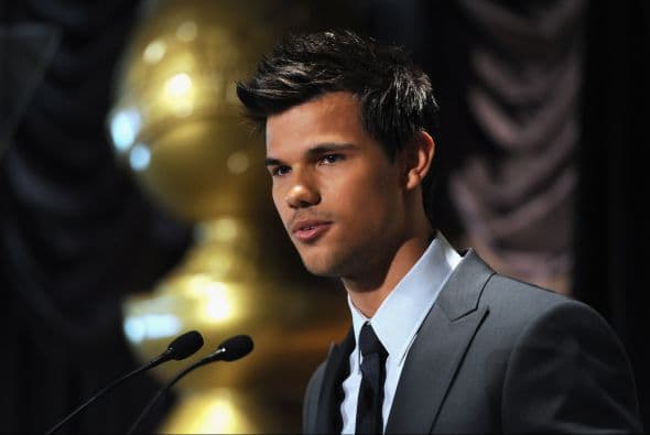 El famoso licántropo de la saga de películas Twilight recibió $8.5 millones por su participación en ésta y unos $7.5 millones por su actuación en Abduction.