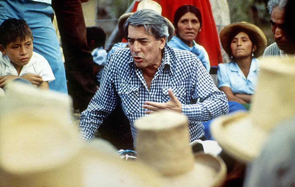 Fotografía tomada en 1988 del escritor peruano Mario Vargas Llosa (C) hablando con campesinos andinos en Cajamarca, Perú, durante su campaña presidencial.