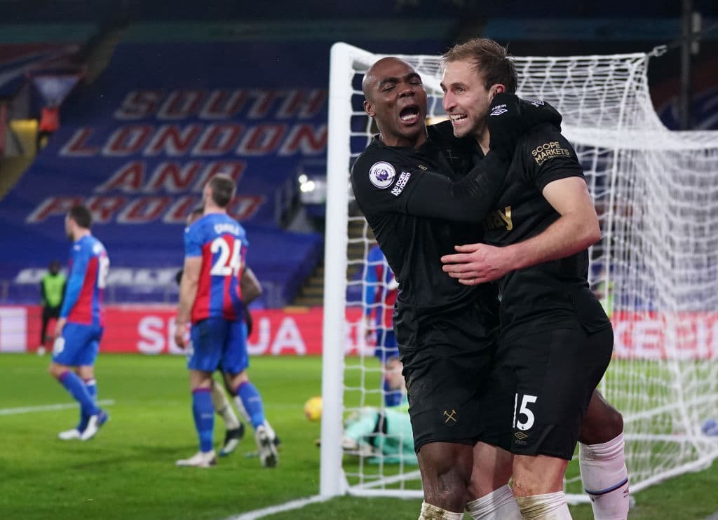 Crystal Palace no aprovechó la localía y perdió 2-3 con West Ham. Zaha (3’) y Batshuayi (90+7’) hicieron los goles de los locales; Soucek (9, 25’) y Dawson (65’) hicieron los del West Ham. Crystal Palace y West Ham terminan la jornada con 23 y 35 puntos, respectivamente.