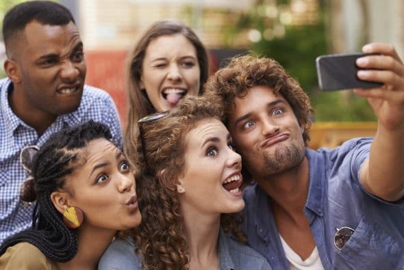 Las mejores 'selfies' son aquellas que, al menos en apariencia, son espontáneas, casi como si te hubieras sorprendido a ti misma tomándote una foto.