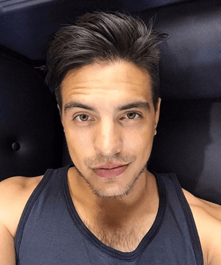 Además de su pasión por la actuación también es cantante.