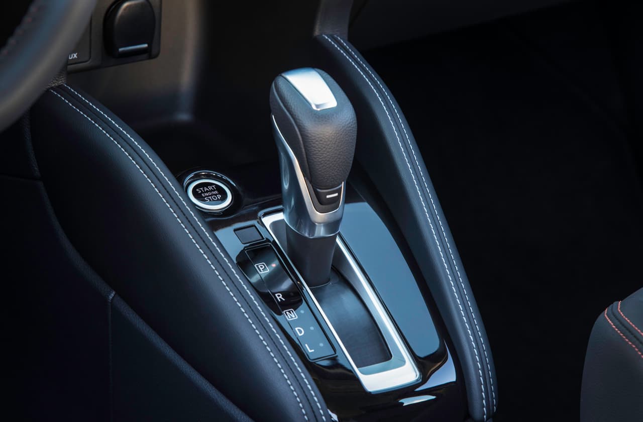 Sin embargo, todas las versiones de la Nissan Kicks 2018 vendrán equipadas por el mismo
<b> 4 cilindros de 1.6 litros de desplazamiento que produce solo 125 caballos de fuerza y 115 libras-pie de torque</b>, lo que pone de realce su propósito exclusivamente urbano. Kicks llegará equipada con la transmisión continua variable con cambios simulados Xtronic de Nissan y sólo estará disponible con transmisión delantera, por lo que dudamos en calificarla como una SUV a pesar de que Nissan así lo hace.