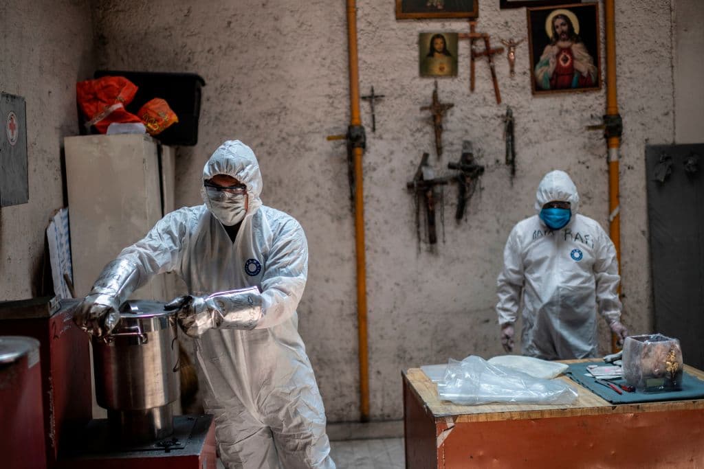 Empleados usan equipo de protección mientras trabajan en el crematorio de Azcapotzalco.
<br>
<br>