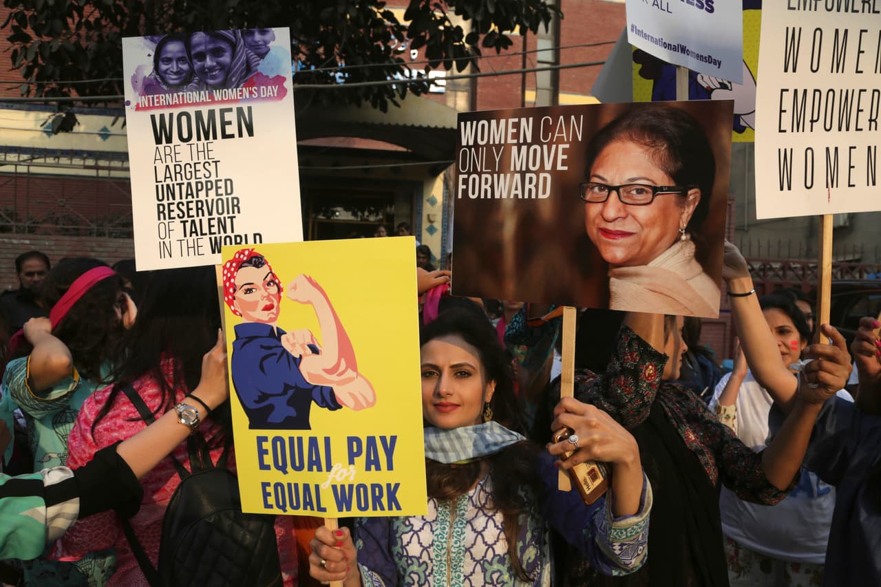 <b>Pakistán. </b>Mujeres estudiantes participan en un mitin para conmemorar el Día Internacional de la Mujer en Lahore. “Las mujeres son la mayor reserva de talento no explotado del mundo”, “Igual pago por el mismo trabajo” y “las mujeres solo pueden seguir adelante” se lee en sus carteles escritos en inglés.