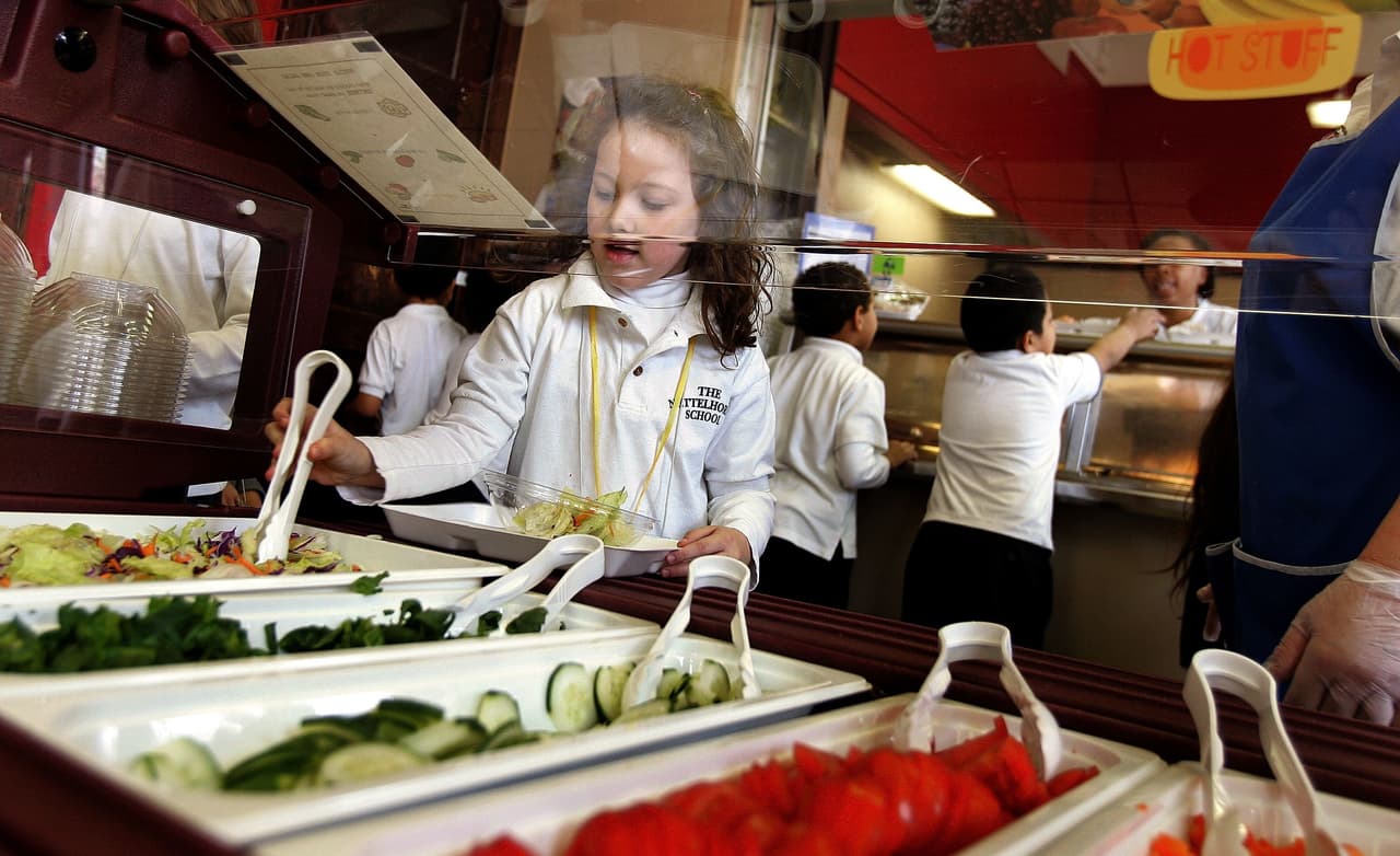 Para continuar animando a los estudiantes a comenzar el día de forma saludable,
<b>cada mes de marzo se celebra la la <a href=" https://schoolnutrition.org/Meetings/Events/NSBW/2018/getstarted/">Semana Nacional de Desayuno Escolar</a></b>. Con decoraciones, menús especiales, eventos y celebraciones en los colegios se busca aumentar la participación de los niños.