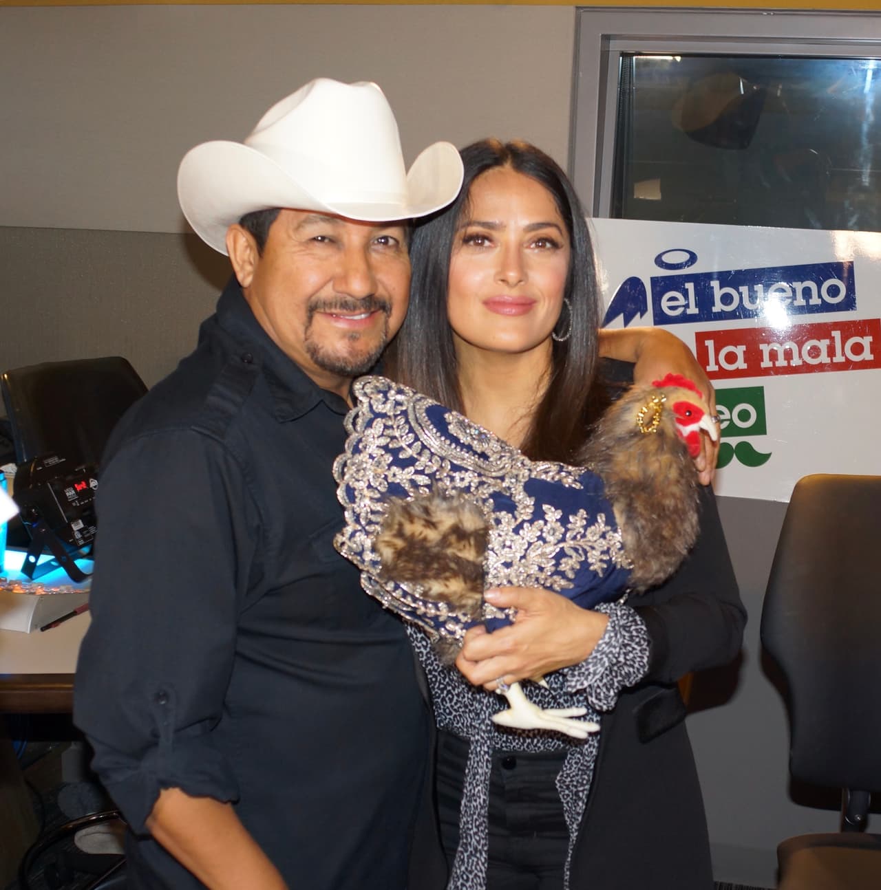 <a href="https://www.facebook.com/SalmaHayek/?fref=ts">Salma Hayek</a> se robó el corazón se 
<a href="https://www.facebook.com/andresmaldonadoelfeo/?fref=ts">Andrés Maldonado</a> y su 
<a href="http://www.univision.com/los-angeles/ksca/musica/el-bueno-la-mala-y-el-feo/las-locuras-del-feo-y-su-mascota-emplumada-en-vacaciones-video">'Gallina Vidente'. </a>