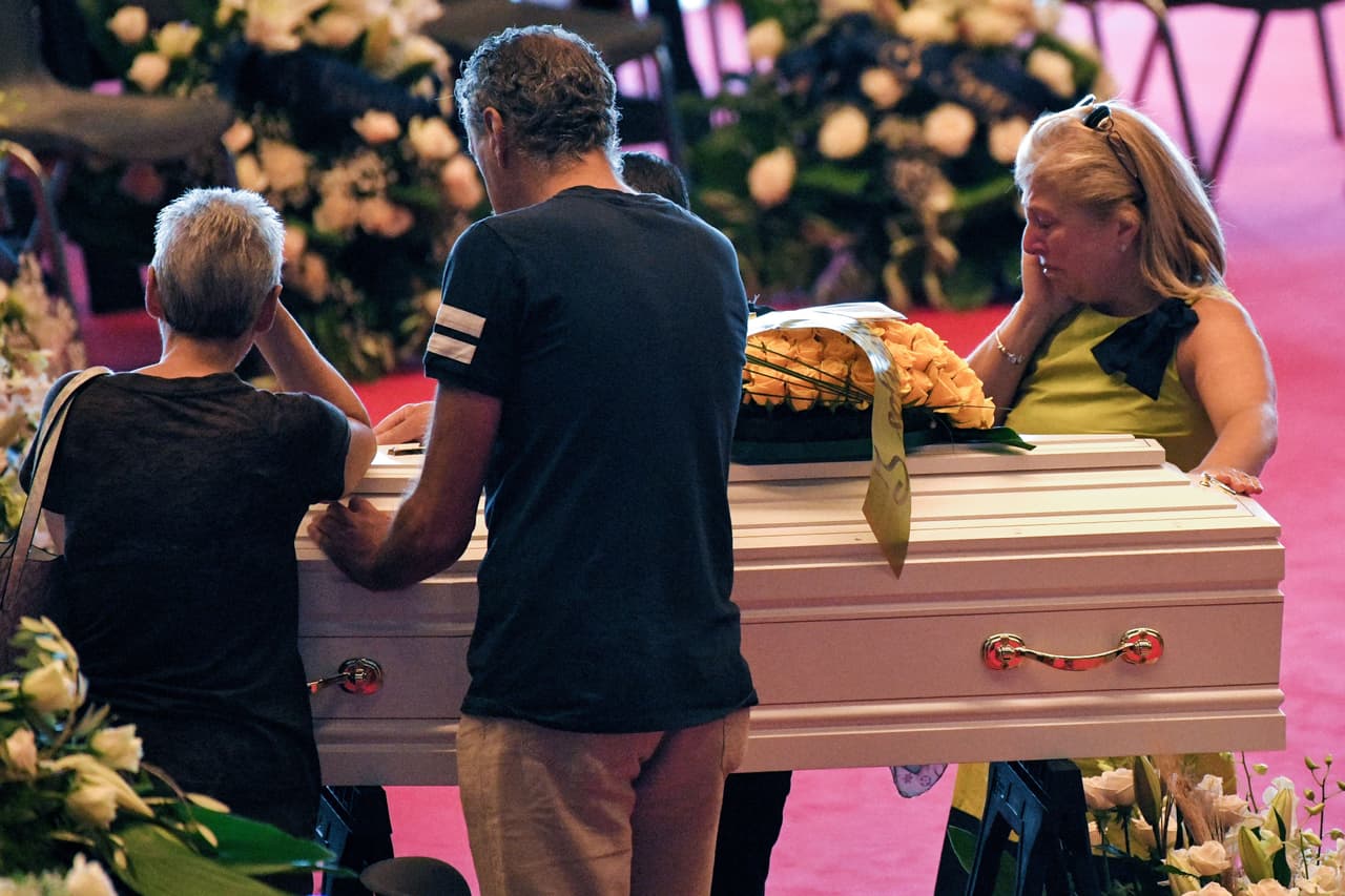 El único ataúd blanco de la ceremonia, el del pequeño de ocho años.