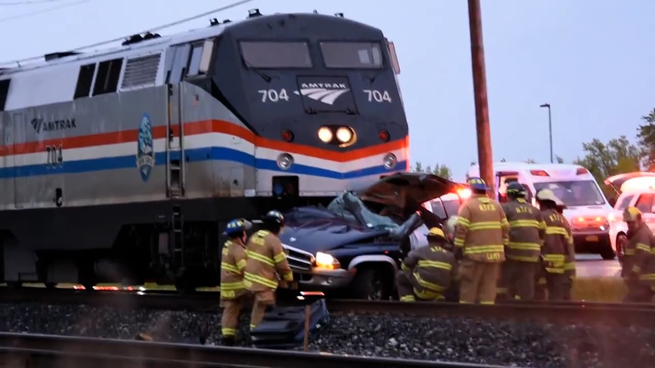 Mueren tres pasajeros de una camioneta que fue impactada por el tren al norte de Nueva York