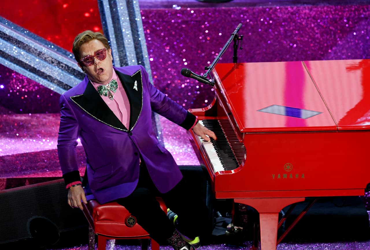 <b>La entrega antes del triunfo</b>
<br>
<br>Antes de ganar el Oscar en la categoría Canción original, Elton John subió al escenario para interpretar el tema '(I'm gonna) love me again', que escribió con Bernie Taupin para la cinta 'Rocketman'.