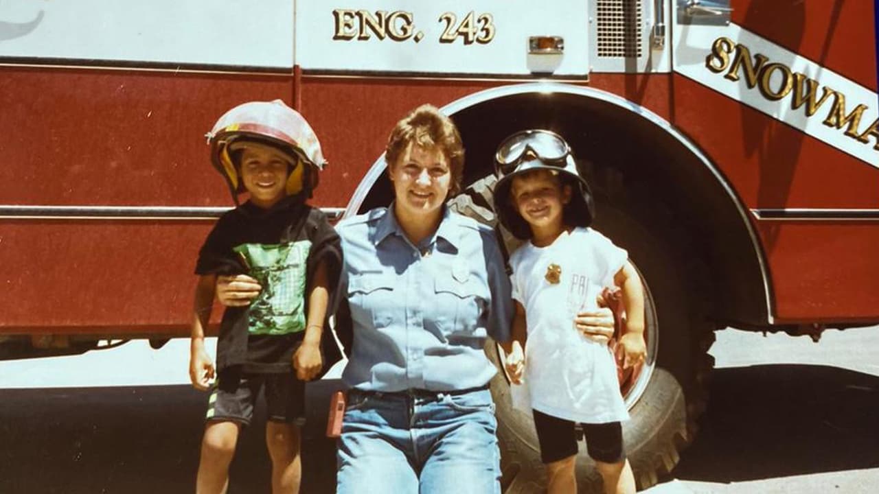 Ese bebé hoy es Tyler Graf, un bombero de Houston que durante un entrenamiento conoció a Juan Luis Inzunza, un colega chileno con quien compartió la historia de su adopción. Una corazonada hizo que Inzunza se pusiera en contacto con una organización chilena llamada “ 
<b><a href="https://www.facebook.com/HMSilencioCuadrosbusqueda/" target="_blank">Hijos y Madres del Silencio”</a></b> que ayuda a familias que han sufrido situaciones siimilares.