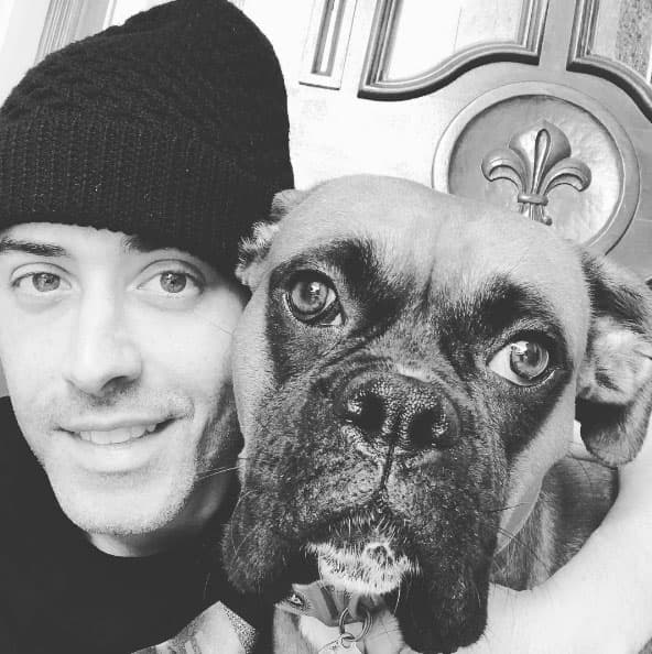 Y qué tal esta foto con el orgullo de la familia: su perrito Lebron.