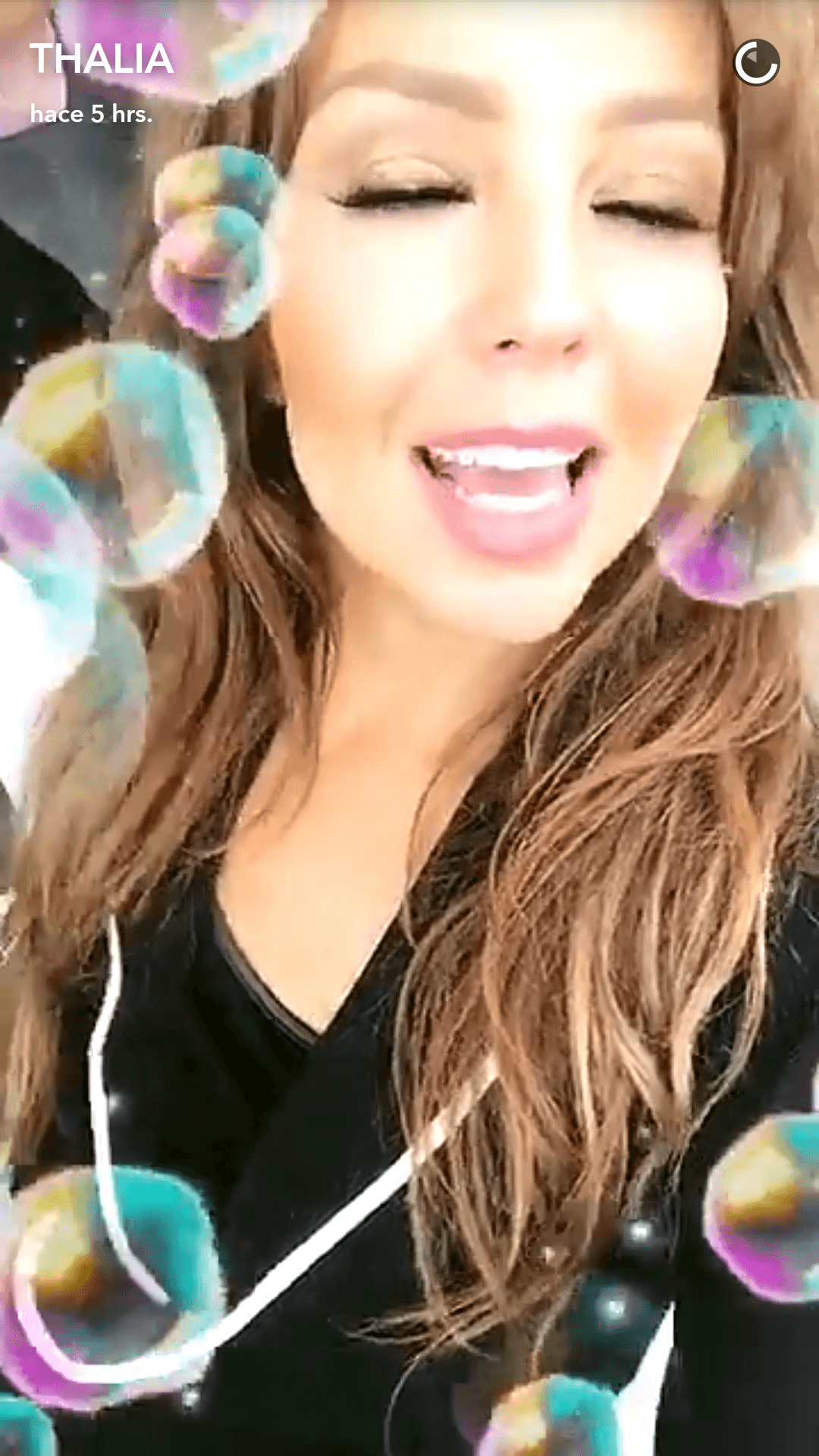 Thalía es fanática a usar filtros en su Snapchat. En esta ocasión, usó estas divertidas burbujas.
