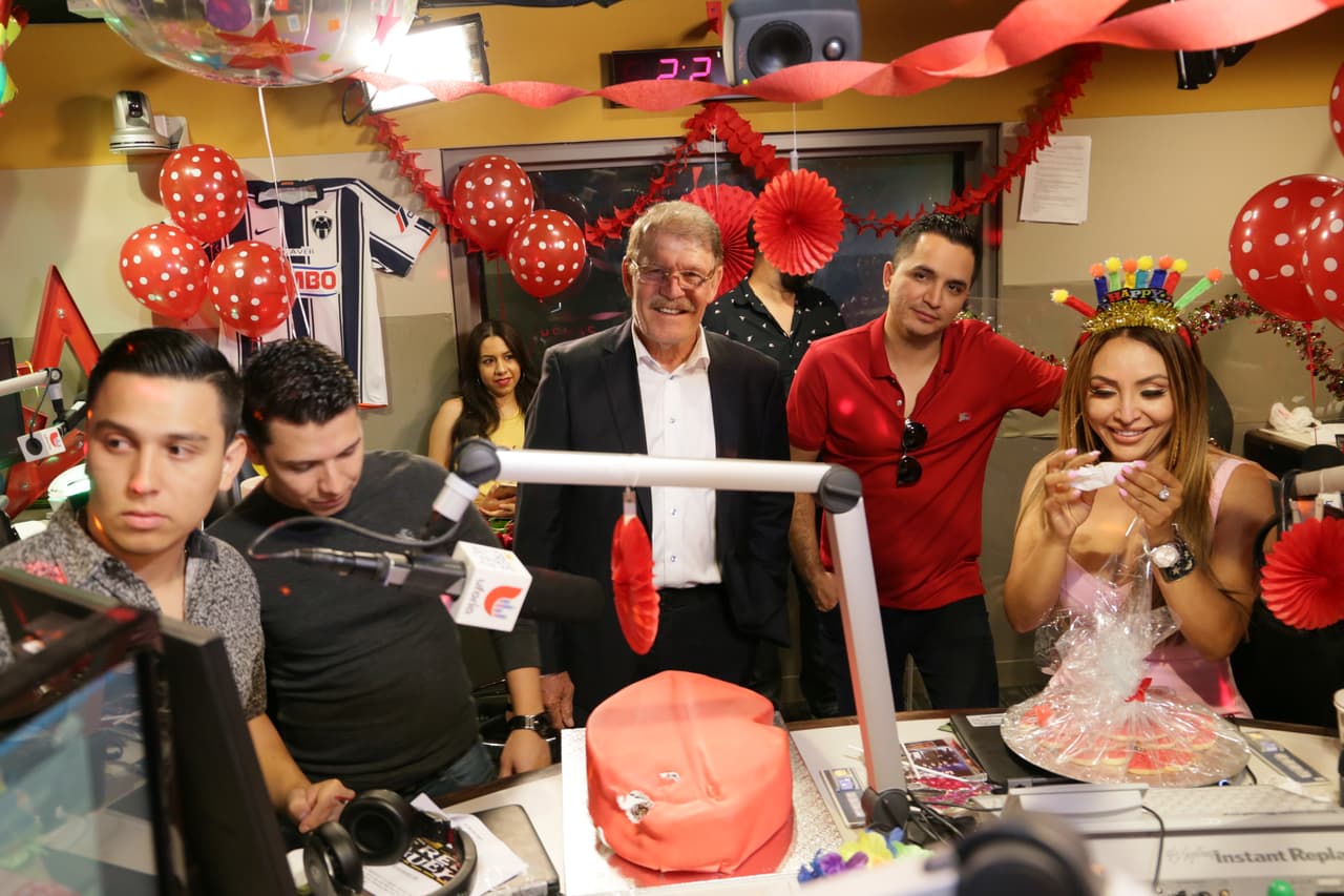 Esto conmovió a la locutora, quien les agradeció por el detalle.