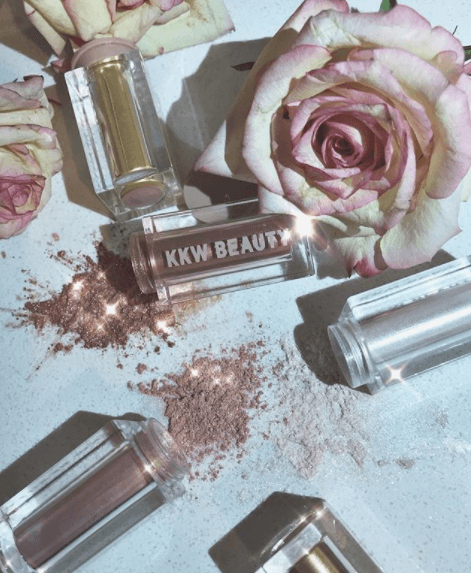 A través de las redes sociales Kim anunció la llegada de su propia línea con cuatro juegos de diferentes tonos para la piel.