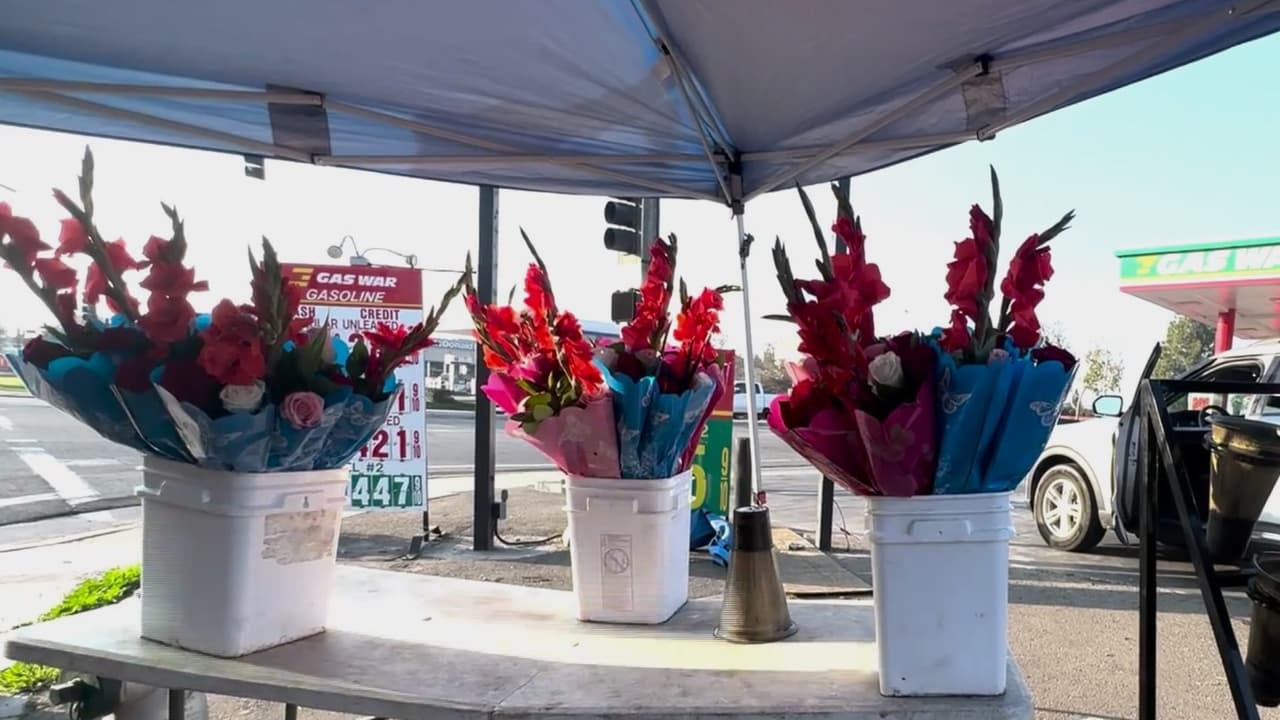 “Todo se ha hecho a mano”: Vendedores ambulantes se preparan para el Día de San Valentín al sur del Valle Central