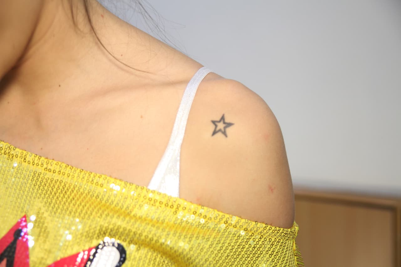 Este, como el de la pierna derecha, es un tatuaje decorativo sin ningún significado en especial.