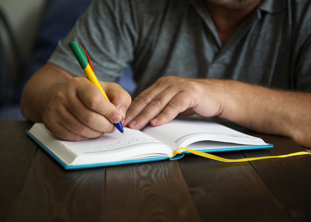En una hoja de papel blanco escribirás el nombre de esa persona con quien deseas comunicarte a través del sueño. Esa persona, a su vez, también escribirá el tuyo en otra hoja de papel. Recuerda que ambos deberán ponerse previamente de acuerdo para compartir la experiencia.
<br>