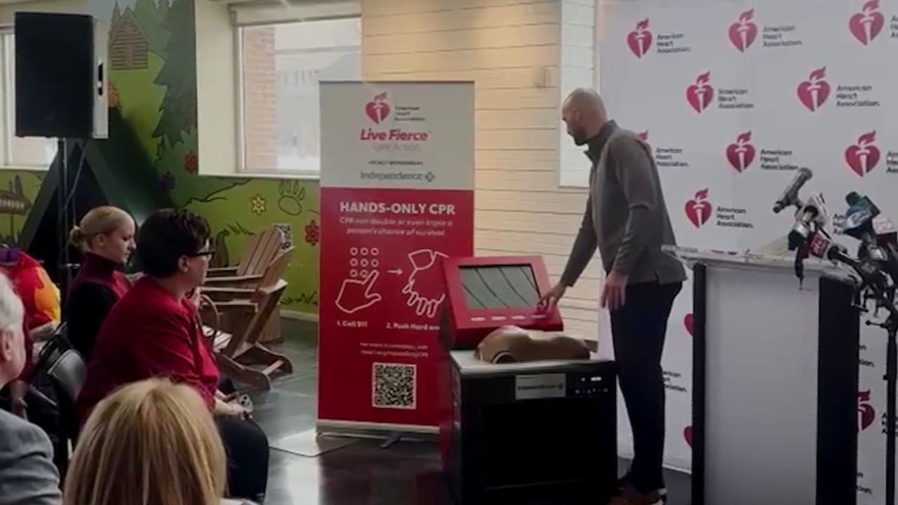 Kiosco interactivo brinda capacitación gratuita de RCP en Filadelfia