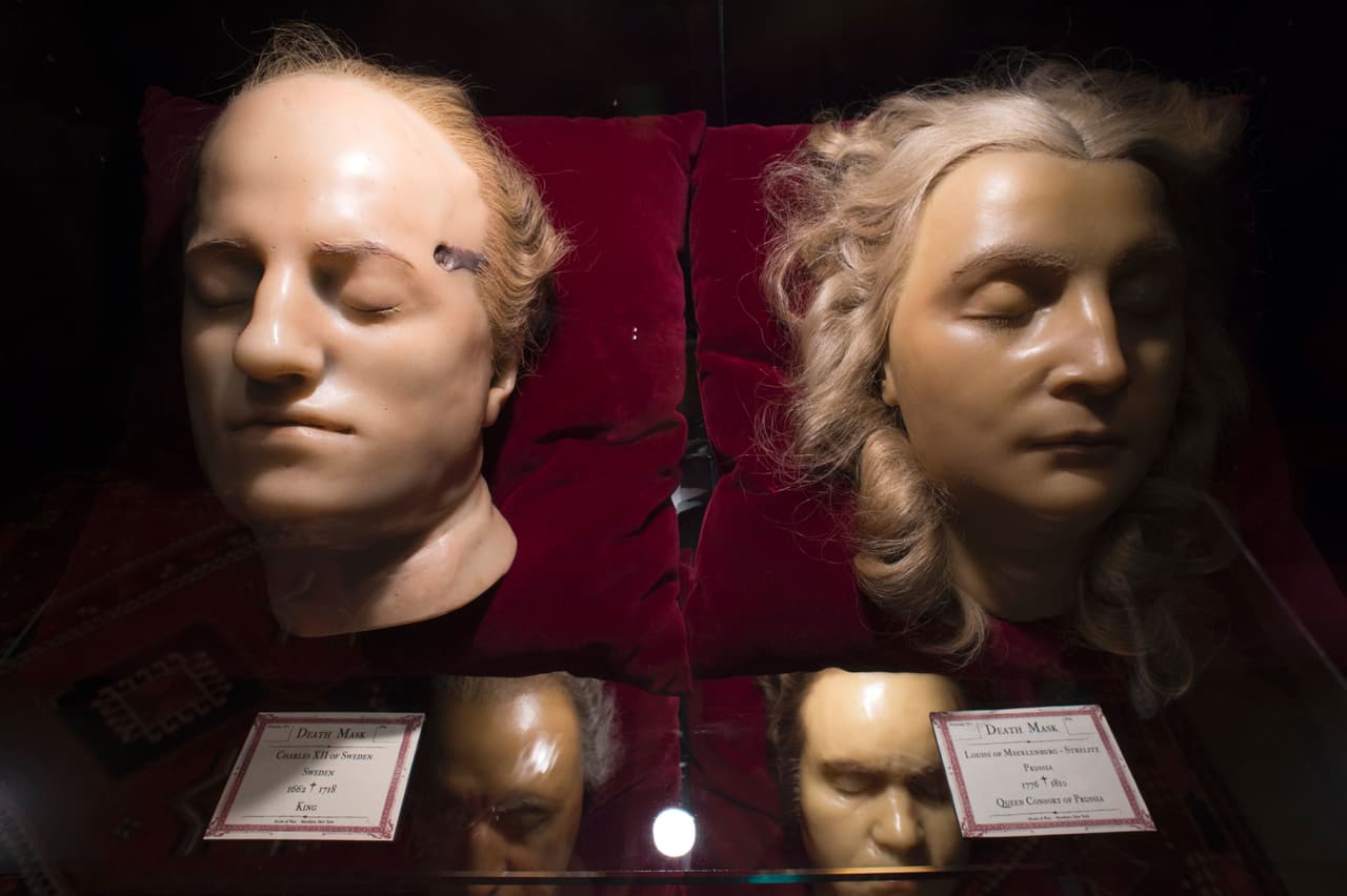 Las máscaras del rey Charles XII de Suecia y la reina Louise Mecklenburg-Strelitz de Prussia forman parte de la exhibición. ¿Conoces sus historias?