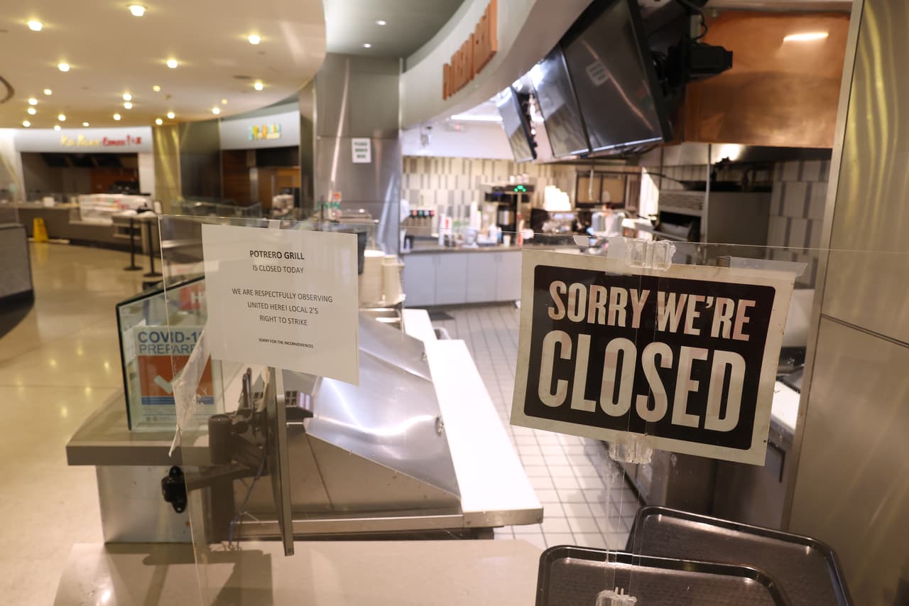 La huelga de trabajadores de restaurantes de comida rápida se mantiene en el Aeropuerto Internacional de San Francisco este martes.
<br>