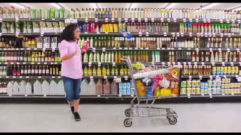 Mira a Laurie Hernández bailando 'Bamboleo' en el súper mercado