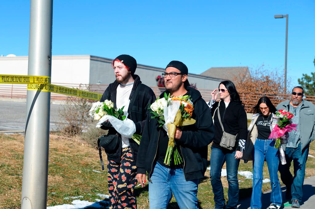 "He perdido a mis amigos", declaró a los medios el dueño del bar, según recoge el diario The New York Times. En la imagen, varias personas llevan flores al lugar del ataque.
