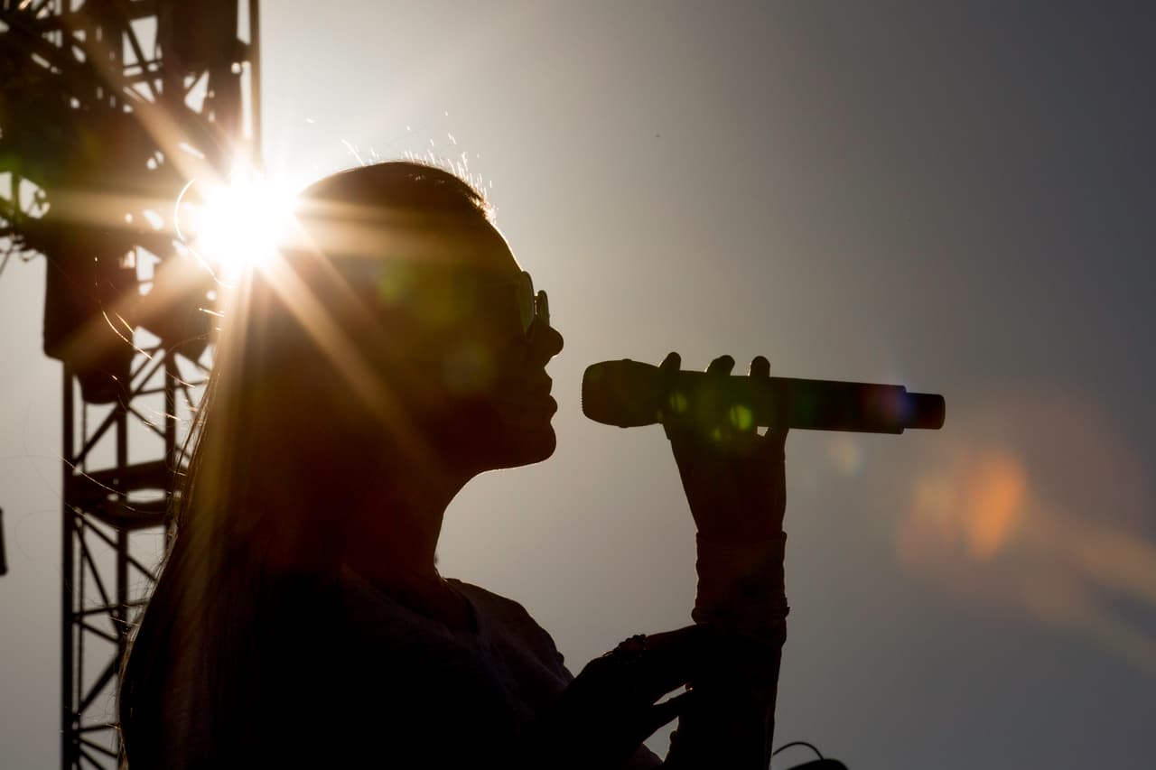 Jesse, del dueto Jesse & Joy al atardecer.