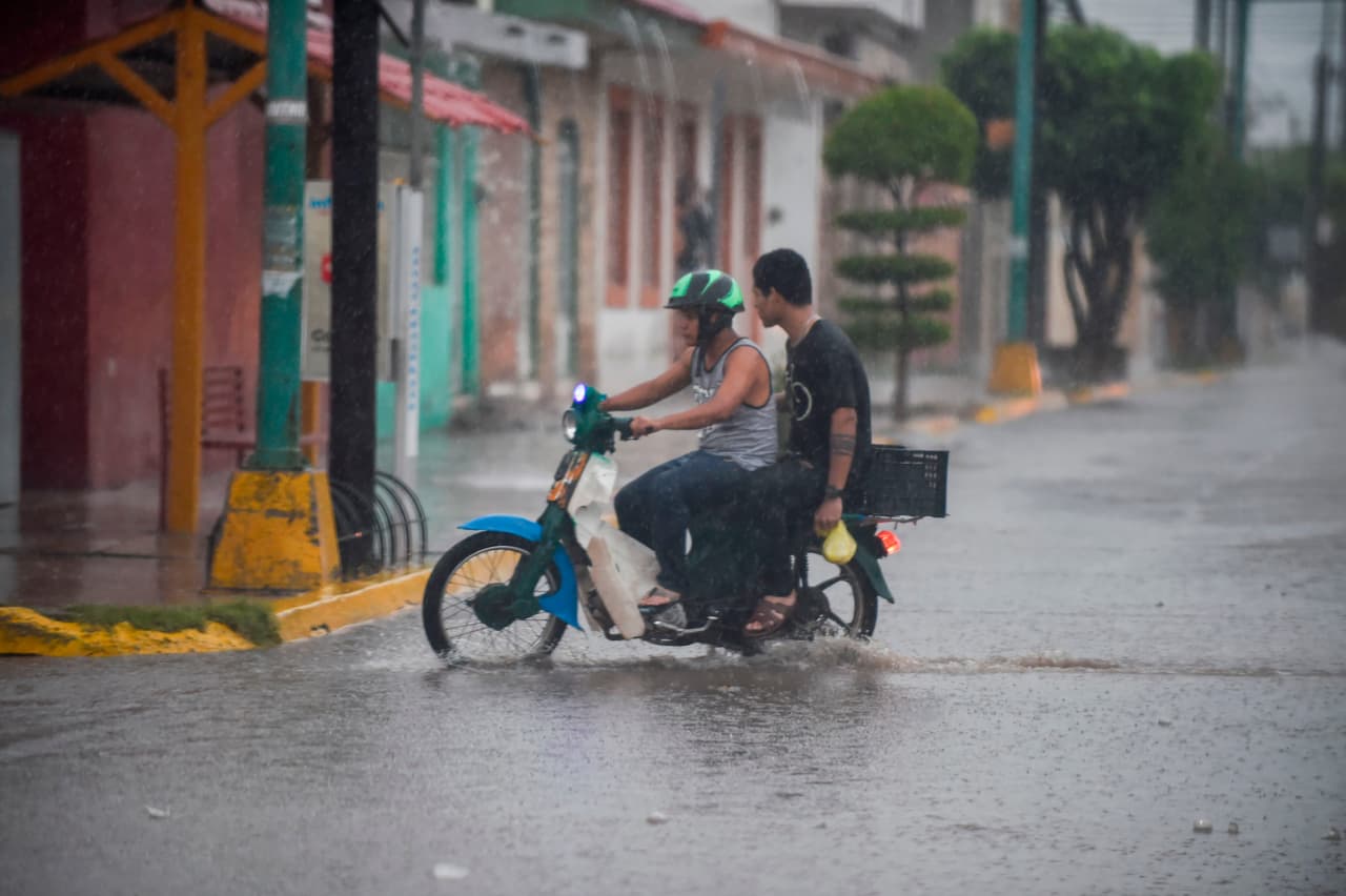 Las lluvias inundaron algunas calles de Escuinapa. Los vientos de Willa comenzaron a disminuir a medida que avanzaba tierra adentro en las primeras horas del miércoles.