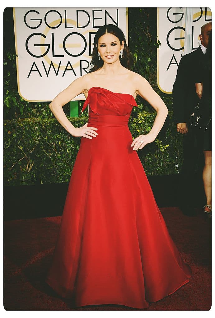 Caterine Zeta Jones en los Globos de Oro con vestido de Sánchez.