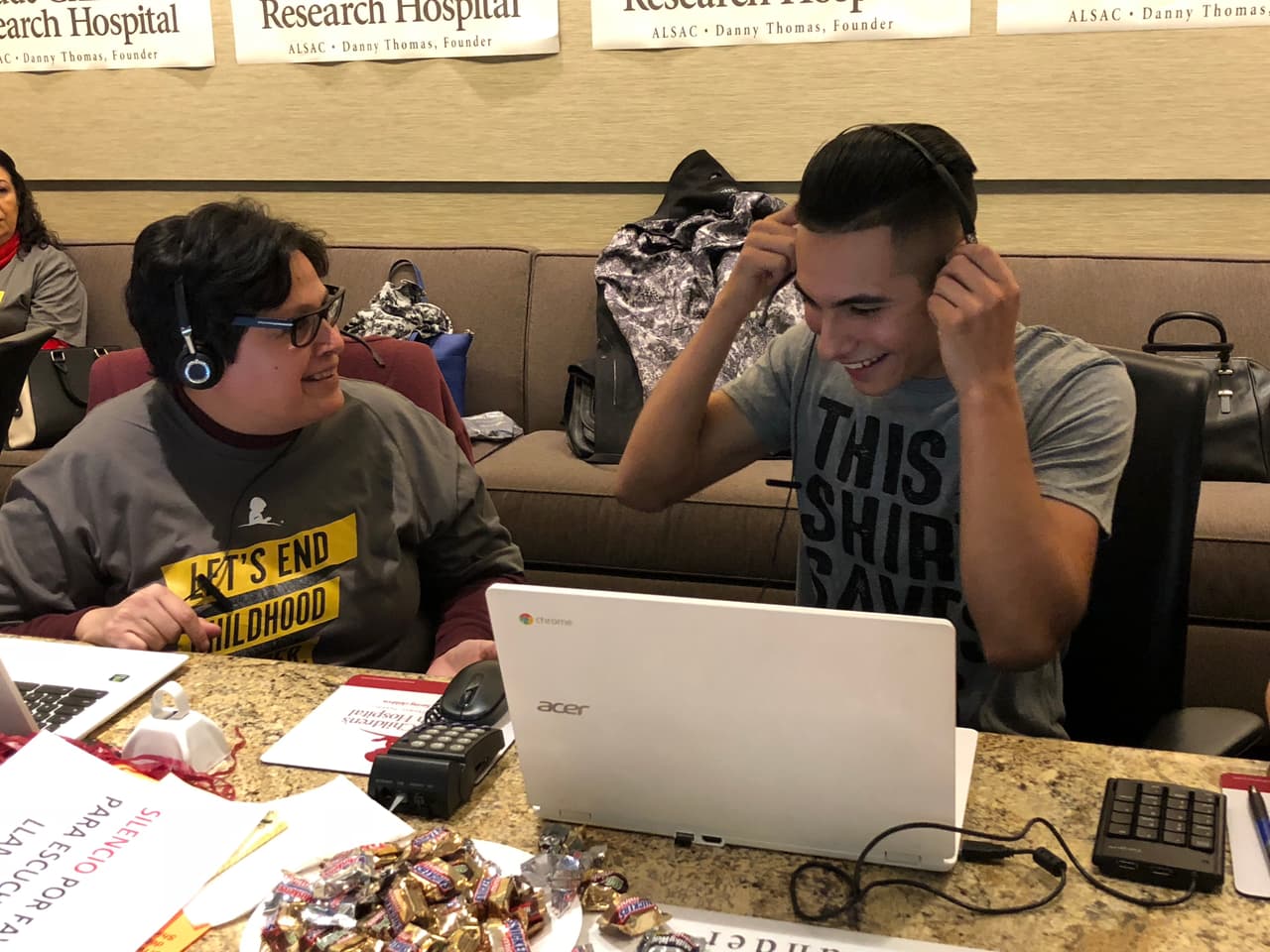 Otro que también se animó a responder llamadas fue 
<b><a href="https://www.univision.com/temas/cheyo-carrillo">Cheyo Carrillo</a></b>.
<br>
<br>
<b>DONA AQUÍ: <a href="http://bit.ly/UnidosConStJude" target="_blank">bit.ly/UnidosConStJude</a></b>