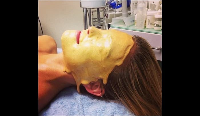 Bar probó una mascarilla de oro de 24 k, que cubre todo el rostro y parte del cuello. Este tratamiento reafirma la piel del rostro y lo desinflama, además de ayudar a quitar imperfecciones en la piel y la resequedad, todo esto por la cantidad de 1,350 dólares (cada sesión).