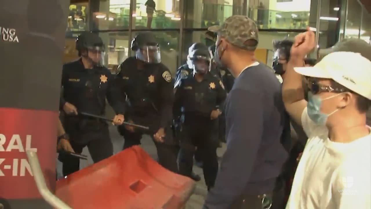 Peleas, incendios y arrestos: así fueron las violentas protestas contra Turning Point en UC Berkeley