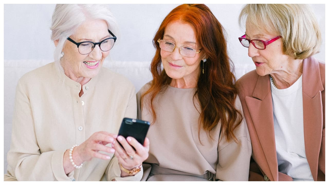 Si crees que no tienes a nadie con quien caminar ¿por qué no te reúnes con tus vecinos y organizan un grupo? En la ciudad hay algunos grupos de voluntarios que están brindando ese servicio. Llama al 311 para que te den más información.