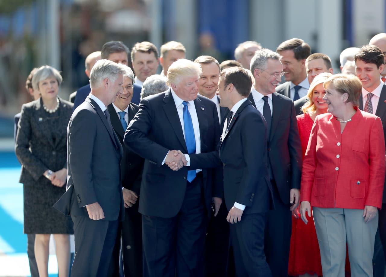 <b>¡Chócala, otra vez! - </b>El apretón de manos entre Trump y su homólogo francés Emmanuel Macron fue motivo de risas para sus colegas presentes en la cumbre de la OTAN, en mayo de 2017. En el primer encuentro Macron presionó la mano del estadounidense fuerte y largamente.