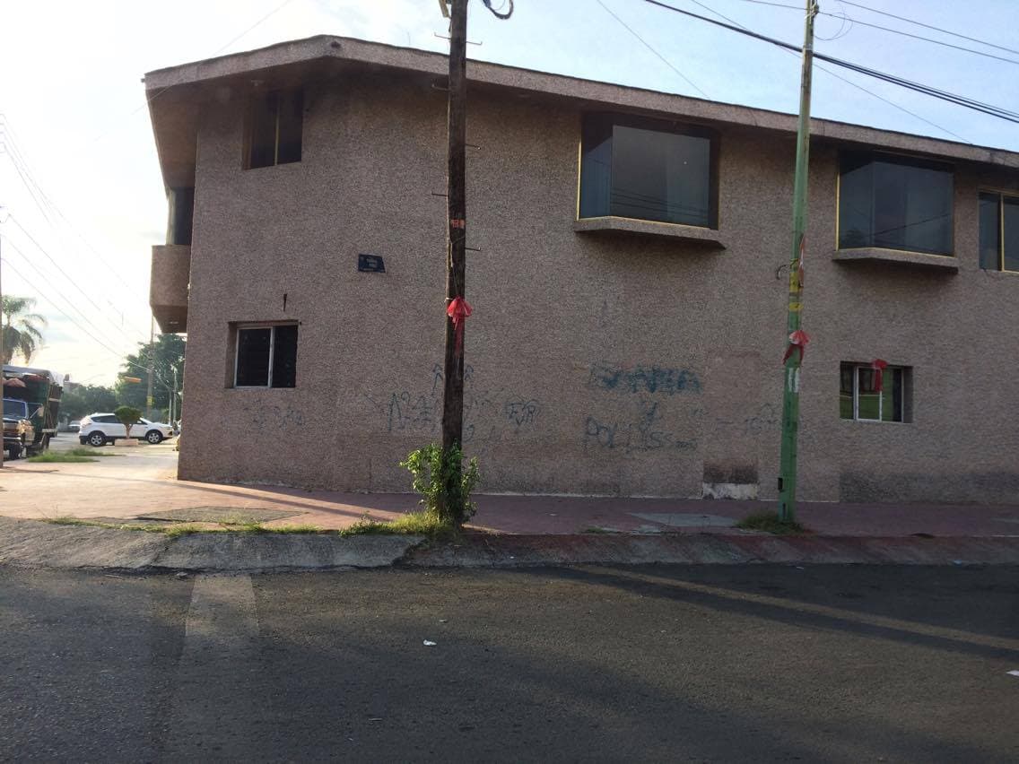 En la colonia popular Blanco y Cuellar de Guadalajara existe una inmensa casa abandonada. El Departamento del Tesoro de EEUU relaciona este inmueble con el narcotraficante Raúl Flores.