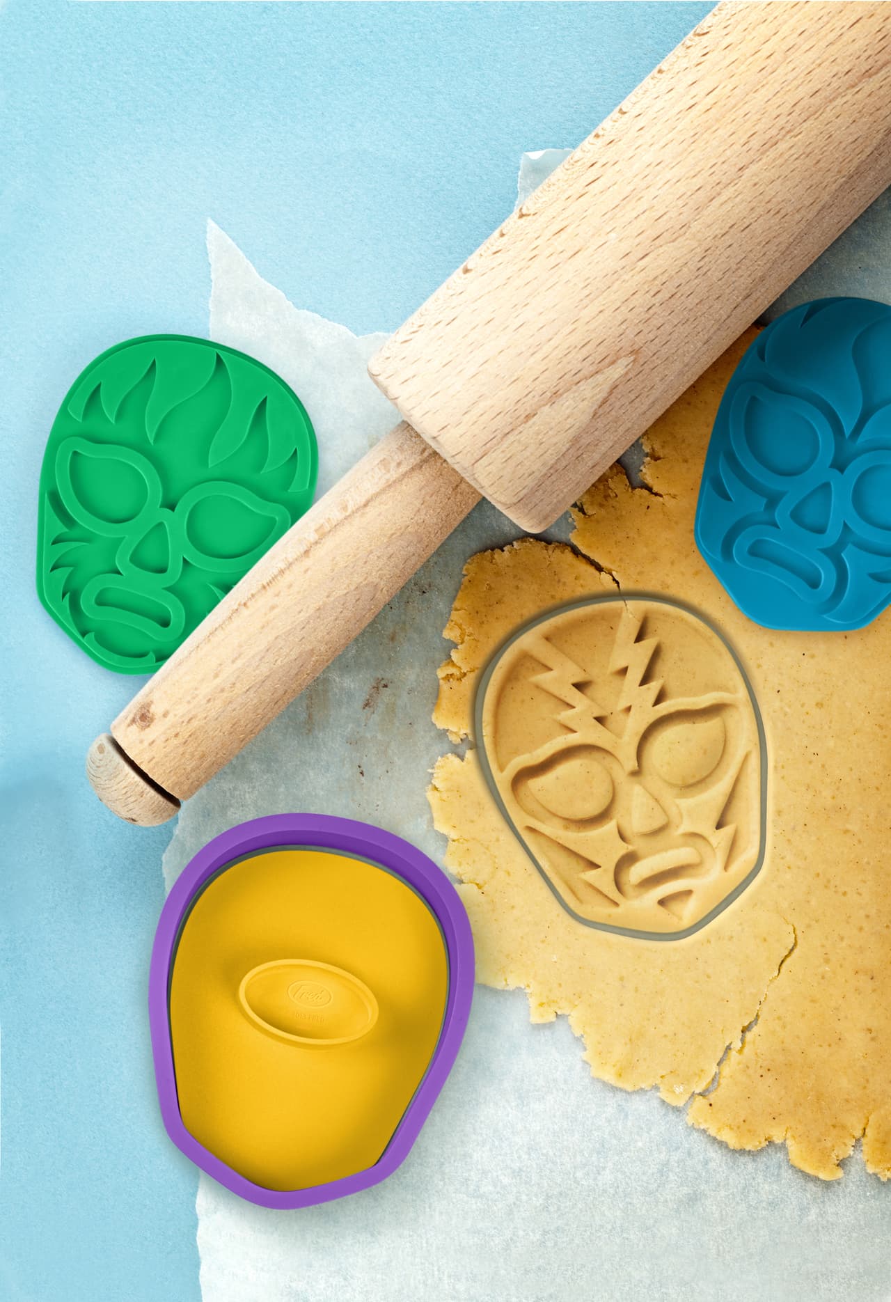 <b>Moldes de galletas:</b> ¿galletas de luchadores? Sí, por favor. Los representantes de este deporte con sello mexicano, como El Santo o Blue Demon, estarían orgullosos de saber que su influencia en el ring llegó hasta la repostería. El set contiene cuatro moldes de máscaras de luchadores y un cortador.|De venta en: 
<b><a href="http://www.fredandfriends.com/">Fred&Friends, </a></b>$10 dólares. 
<br>