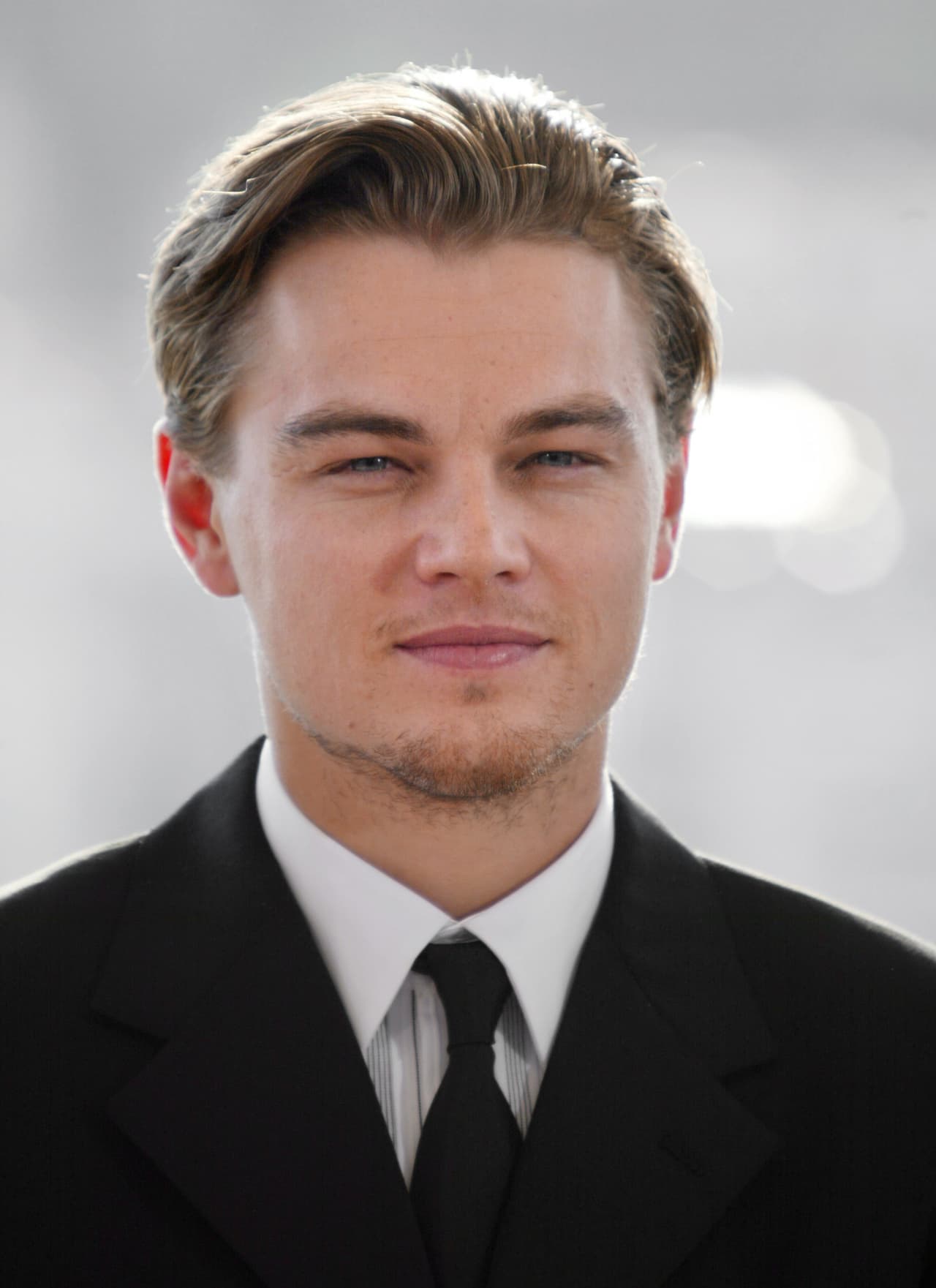 Otra de las teorías más ridículas difundidas por algunos fans apunta a que el actor Leonardo DiCaprio murió debido a una sobredosis de somníferos intencional, o sea, un suicidio, en 2001.