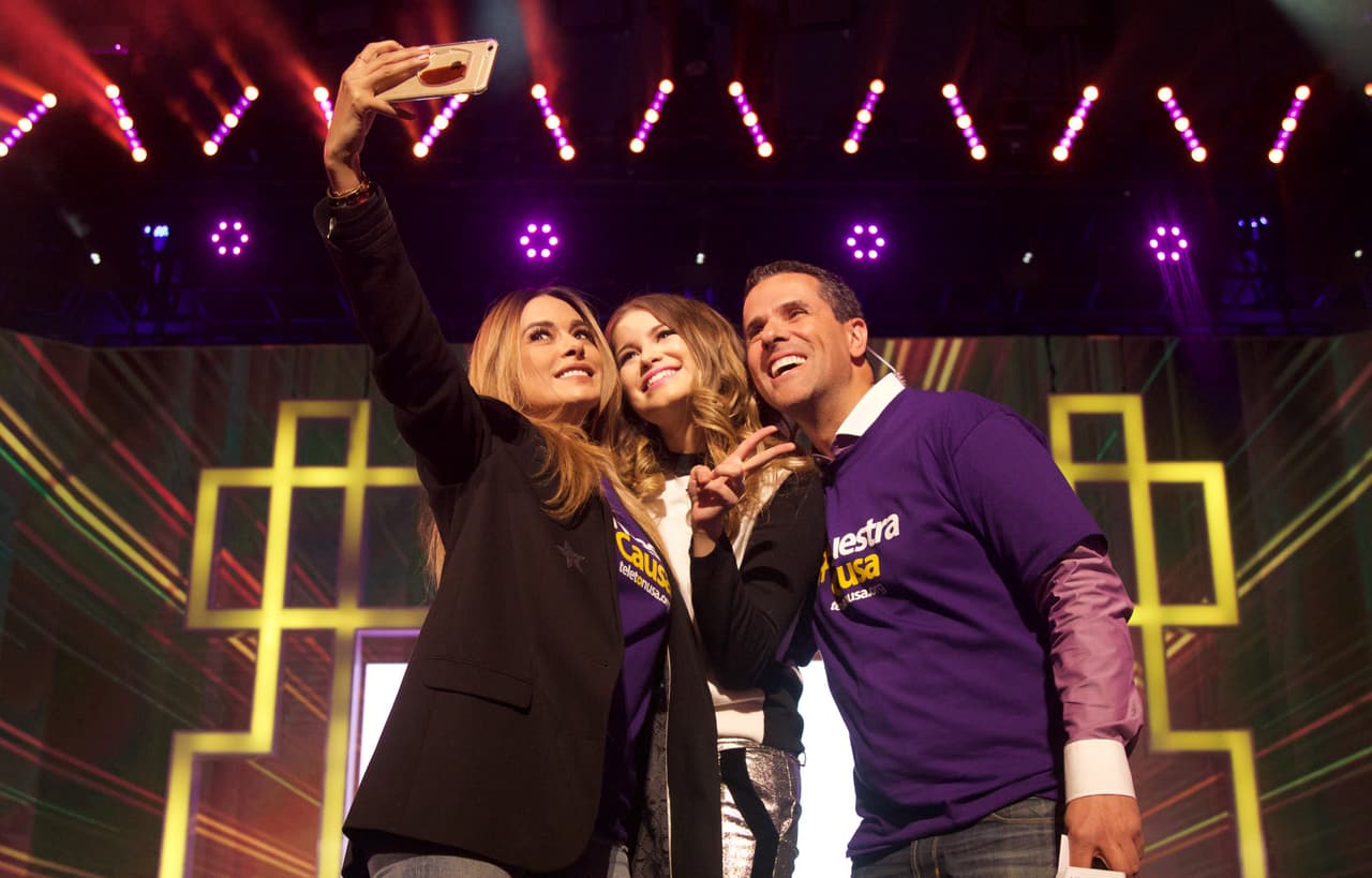 Galilea queria un 'selfie' con Sofia Reyes y Marco Antonio Regil.