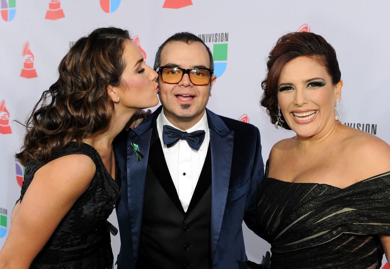 La directora de orquesta Alondra de la Parra besó inocentemente al cantante Aleks Syntek a su llegada a la alfombra roja de la gala del Latin GRAMMY en 2010.