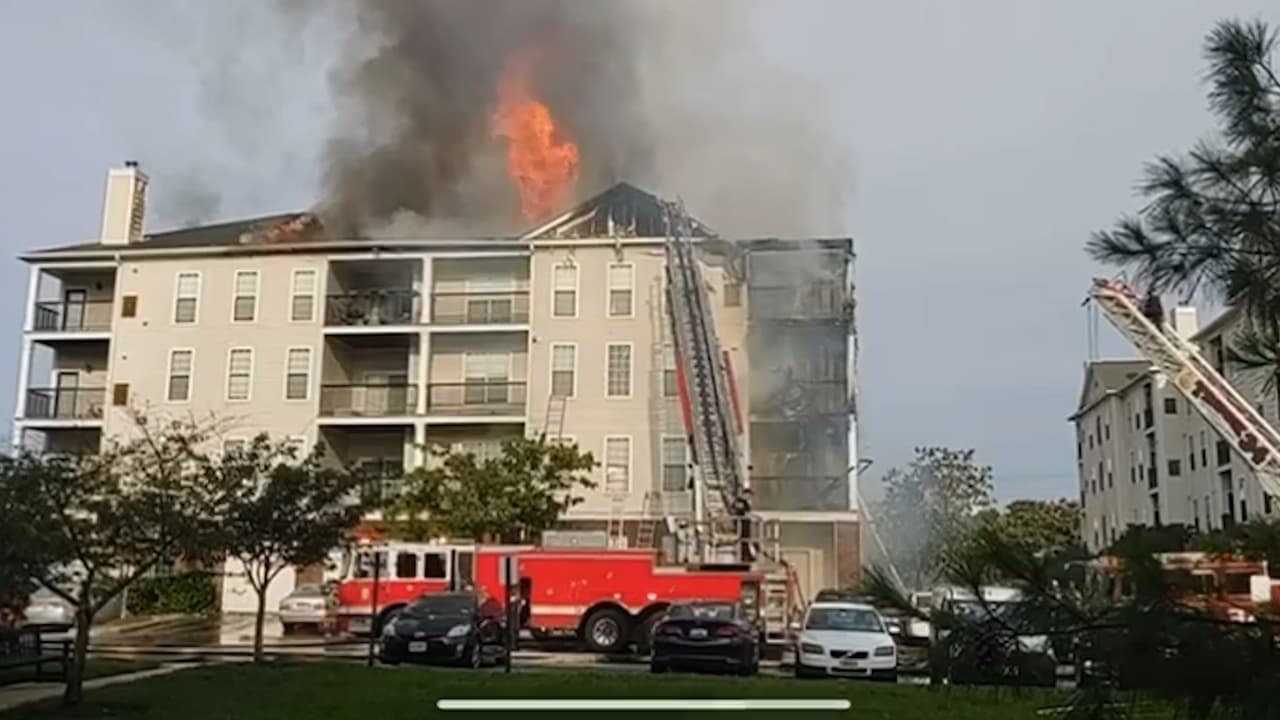 Bomberos de Prince George's combaten incendio en edificio de apartamentos en College Park