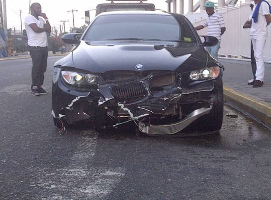 La velocidad al volante es mucho más peligrosa que la aceleración en las pistas de atletismo. "El rayo", tal como se lo conoce a 
<b>Bolt</b>, protagonizó 
<b>2 accidentes viales en 2009 y 2012</b>, en ambos casos conduciendo un 
<b>BMW M3</b>. En ninguna de las oportunidades sufrió lesiones de gravedad, aunque en la colisión de 2012 el vehículo alemán terminó en bastante mal estado.