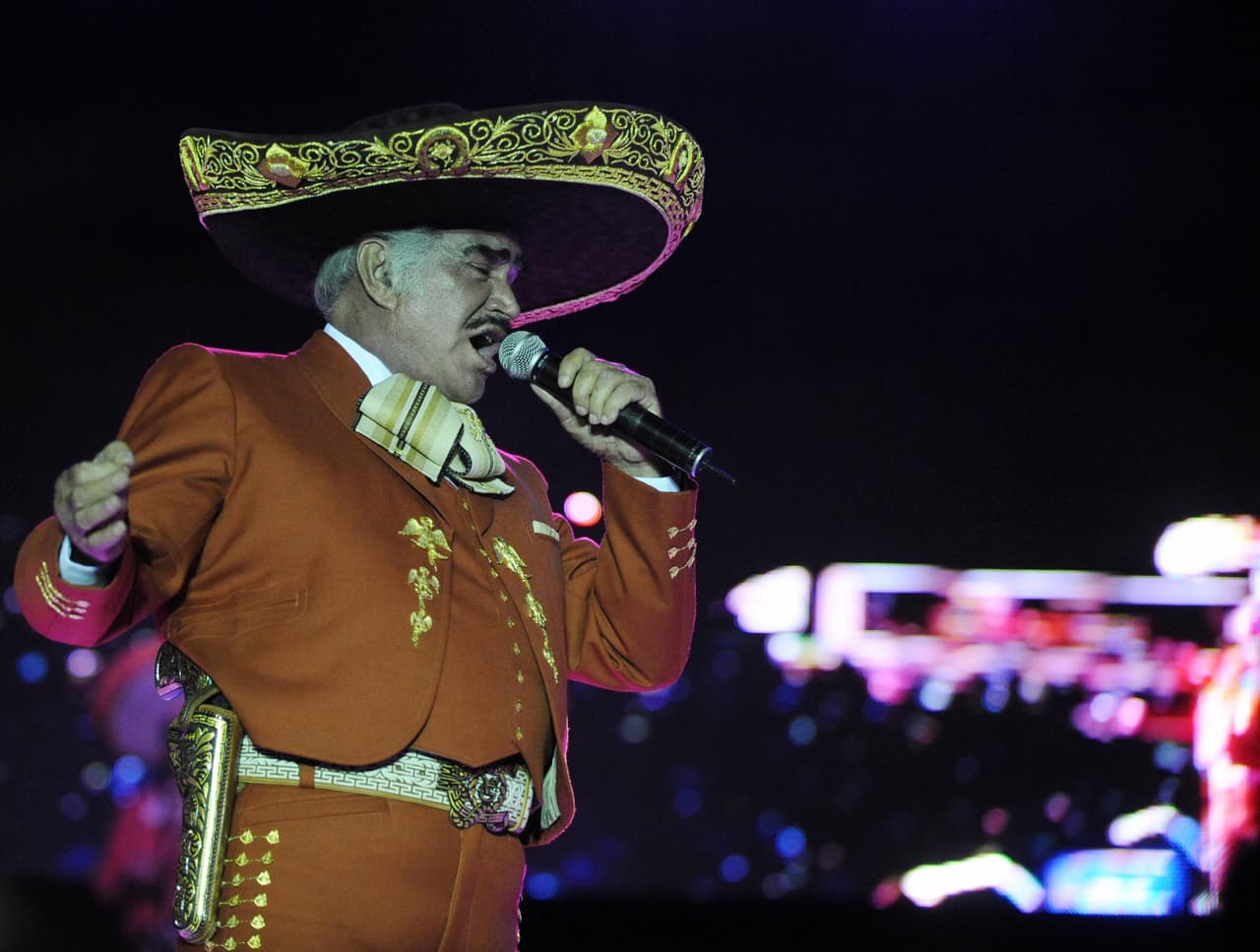 Aunque Vicente Fernández ha mantenido un matrimonio estable con doña Cuquita, no es mentira decir que ella ha tenido que perdonarle un sinfín de infidelidades, entre las cuales sobresale su famoso amorío con Patricia Rivera.