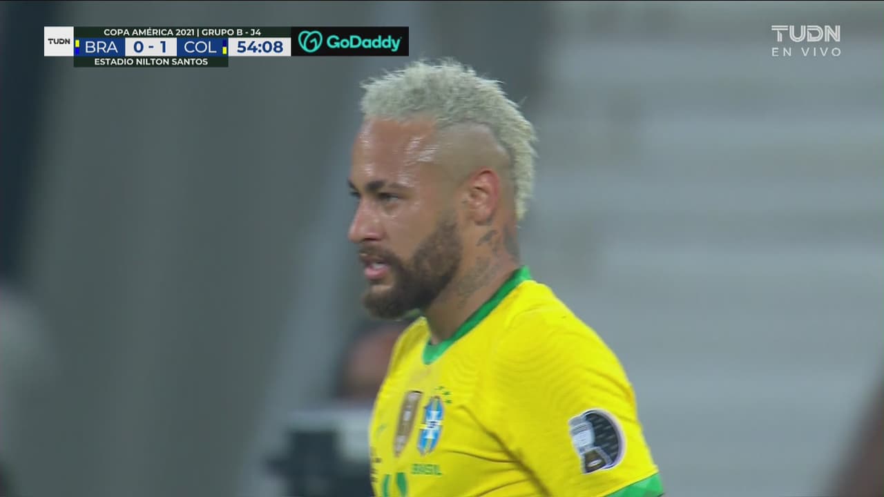 Neymar no alcanza a llegar con comodidad a un gran pase de Silva