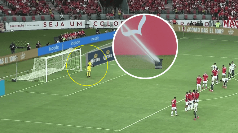 ¿Se les chispoteó? Prenden aspersores en pleno tiro libre a favor de México