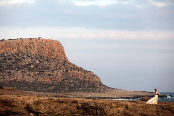 Si lo que quieres es tener una sesión como ésta, asegúrate de escoger un buen fotógrafo, un bonito escenario y estar decidida a renunciar a tu vestido de novia. ¿Te atreverías?