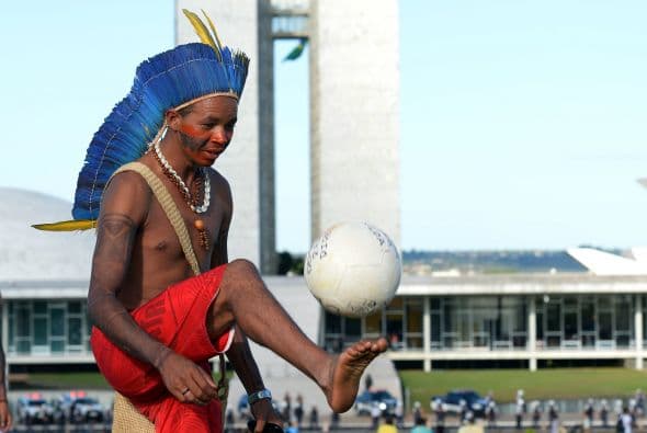 Un nativo de Brasil juega al fútbol durante una protesta frente al Congreso Nacional como parte de la Semana de Movilización Indígena.