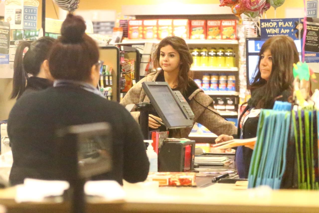 A Gómez se le ha visto de arriba para abajo a causa de sus proyectos en el mundo de la moda, pero siempre que puede se escapa con Justin Bieber, ya sea a la iglesia, a un hotel o hasta Jamaica.
<br>