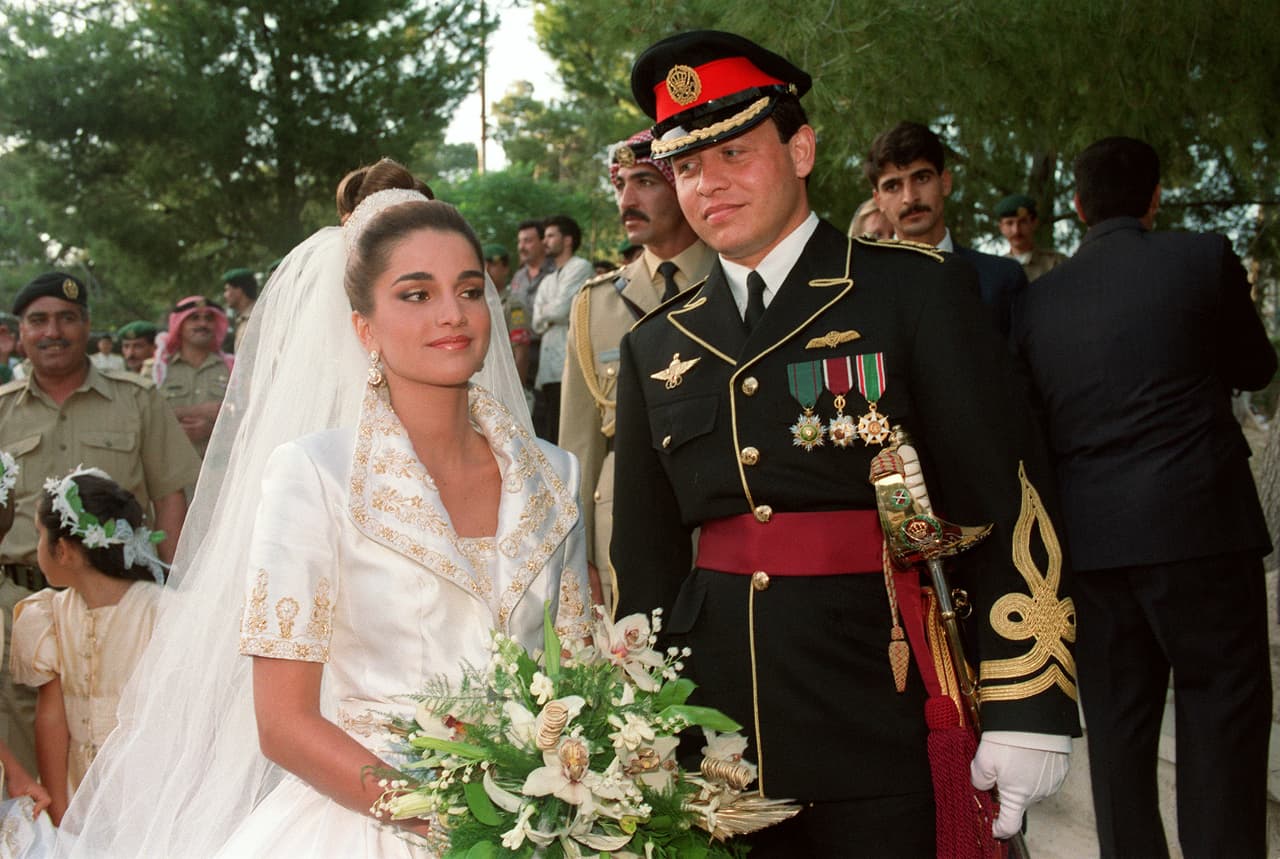 En el Palacio real de Amman, el 10 de junio de 1993 Rania Yassine se casaba con el Príncipe Abdallah de Jordania, con un vestido de cuello camisero y bordados de oro.