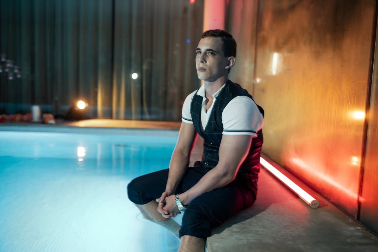 En cuanto a Christian, el bufón de la clase que sólo quiere impresionar a sus compañeros ricachones, fue encarnado por 
<b>Miguel Herrán</b>.