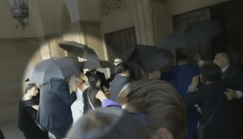 Se vio obligada a entrar a la iglesia entre gritos y empujones, sin embargo, por un segundo hizo contacto con la cámara de El Gordo y La Flaca y mandó un saludo en medio del caos.